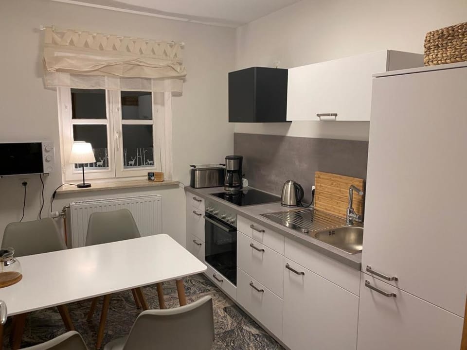 Coffee/tea facilities, Kitchen or kitchenette, Dining area, oven, stove, toaster
