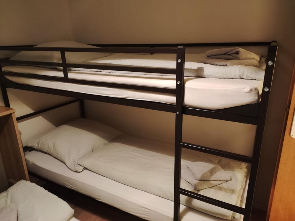 Bedroom, bunk bed