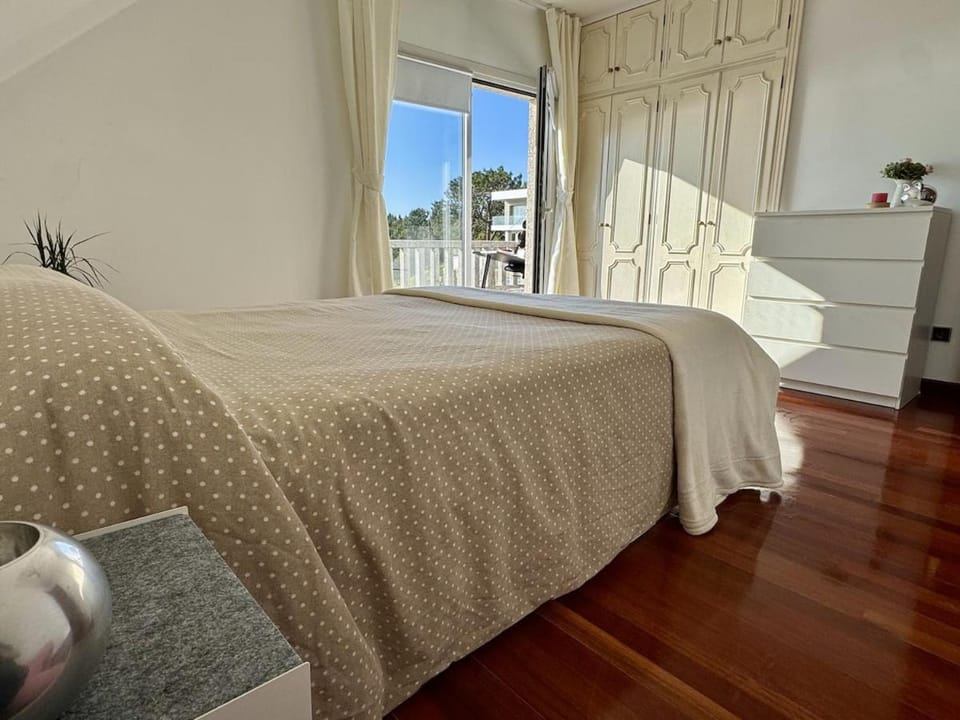 Bascuas beach house with ocean views House in O Salnés