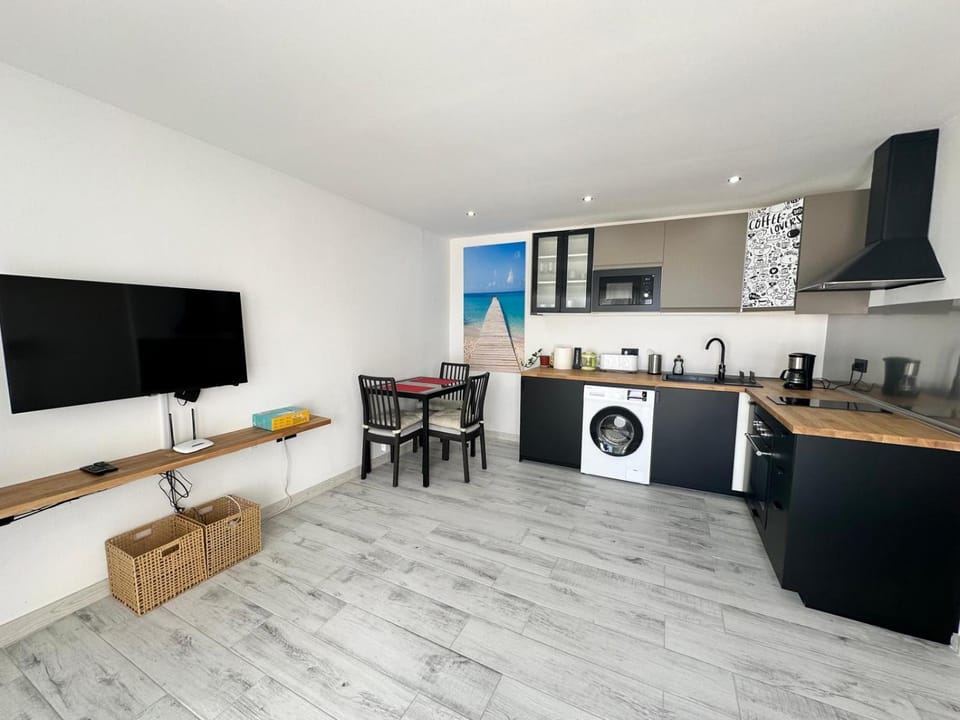 Communal lounge/ TV room, TV and multimedia, Kitchen or kitchenette, Dining area, oven, toaster, washing machine