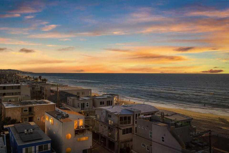 Coastal Escape Ping Pong Bikes and Steps to Sand House in Mission Beach