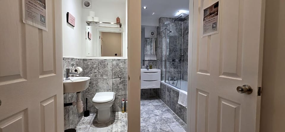 Shower, Toilet, Bathroom, Bath, towels