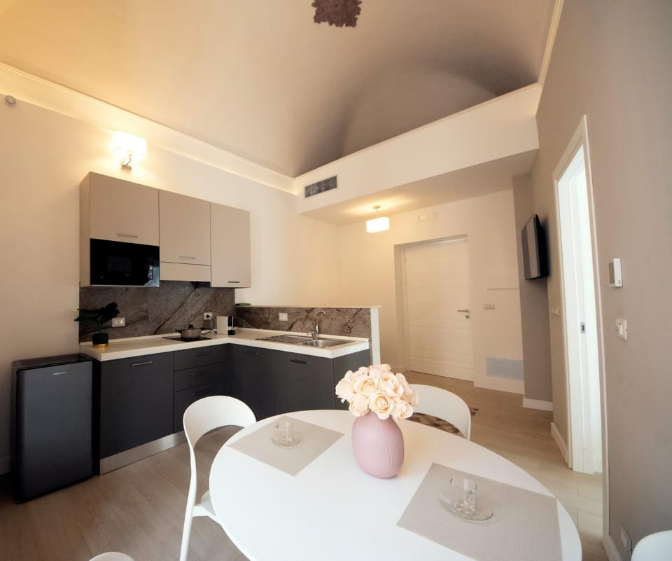 Coffee/tea facilities, Kitchen or kitchenette, Seating area