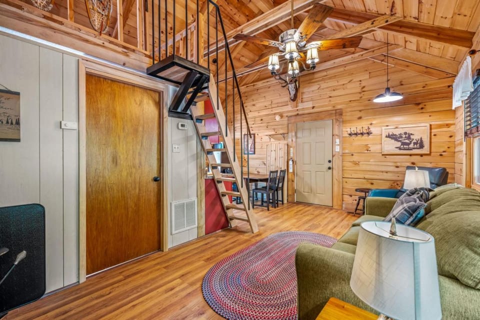 Mallard Creek Cabin - Firepit - Kitchenette - Large Deck - Gas Grill Cabin in Shenandoah Valley