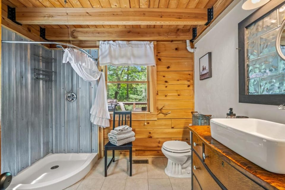 Shower, Toilet, Bathroom, towels