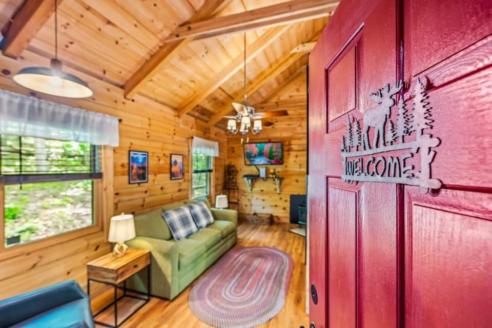 Mallard Creek Cabin - Firepit - Kitchenette - Large Deck - Gas Grill Cabin in Shenandoah Valley