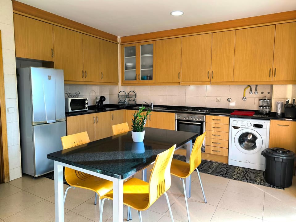 Kitchen or kitchenette, Dining area, oven, stove