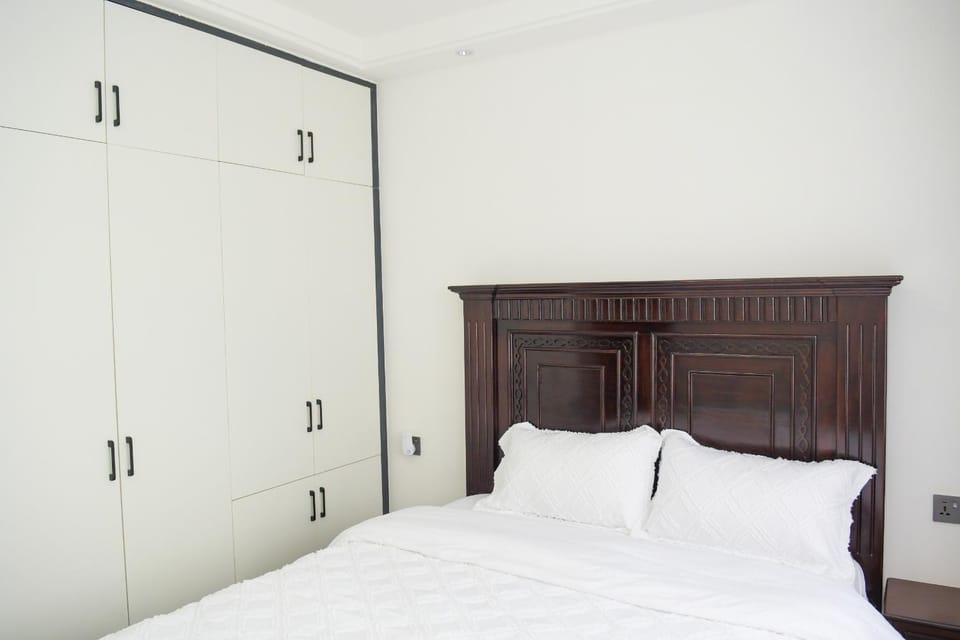 comfort three bedroom apartment with servant quarter, gym ,children play area ,rooftop football pitch, coffee house, restaurants, garden and amazing scenic views in kileleshwa Apartment in Nairobi County