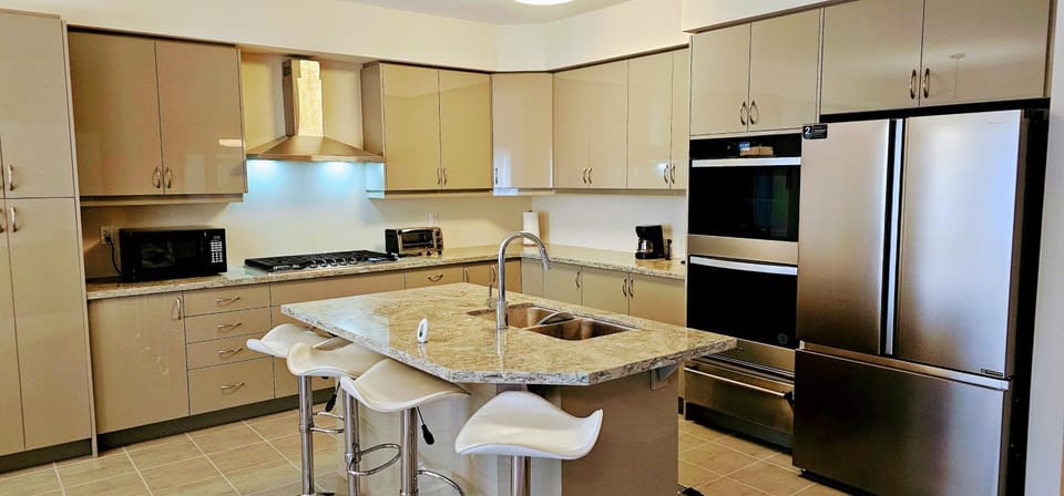 Coffee/tea facilities, Kitchen or kitchenette, Dining area, dishwasher, oven, stove, toaster