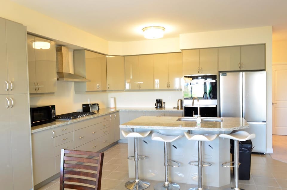 Coffee/tea facilities, Kitchen or kitchenette, Dining area, Breakfast, dishwasher, oven, stove, toaster