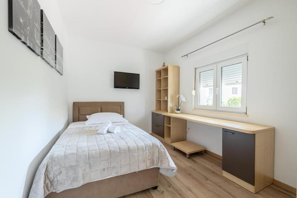 Bed, TV and multimedia, Photo of the whole room, Bedroom