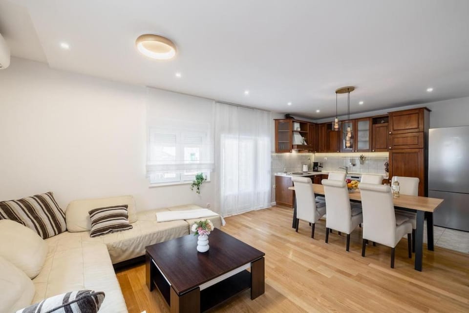 Kitchen or kitchenette, Living room, Seating area, Dining area