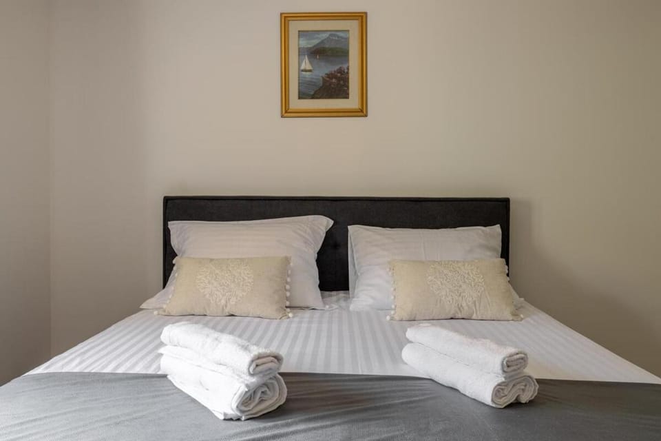 Bed, Photo of the whole room, Bedroom, towels