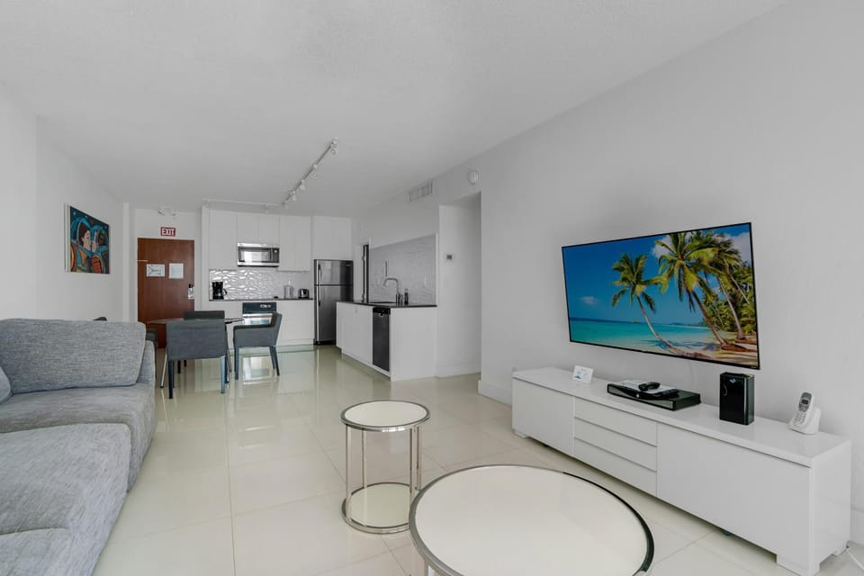 KOMFFY Beach Home w/2 Bedrooms, 2 King Beds Apartment in Hollywood Beach