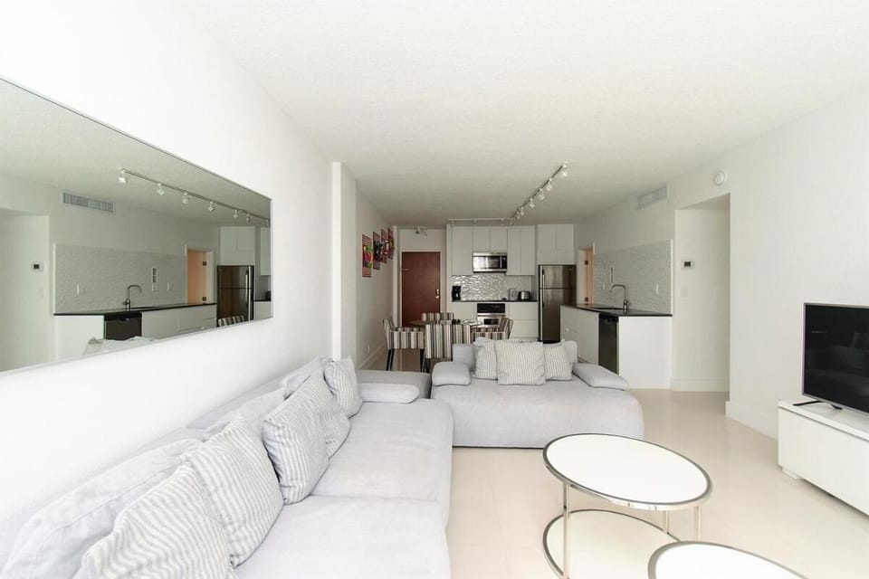 KOMFFY Beach Home w/2 Bedrooms, 2 King Beds Apartment in Hollywood Beach