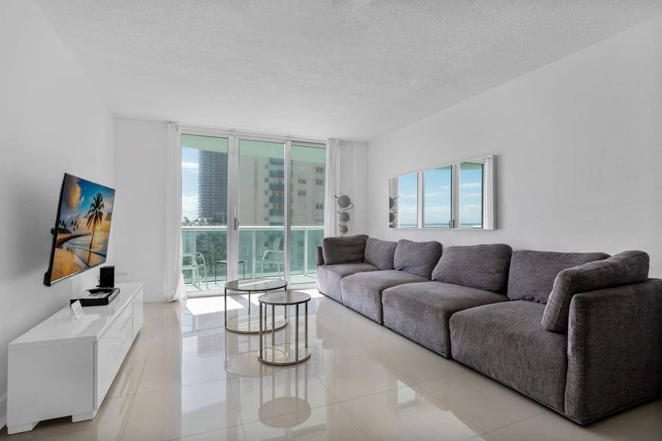 KOMFFY Beach Home w/2 Bedrooms, 2 King Beds Apartment in Hollywood Beach