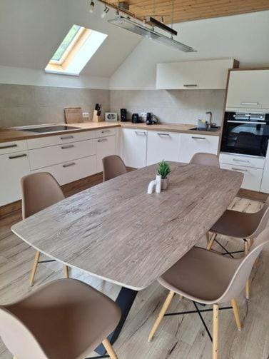 Kitchen or kitchenette, Dining area