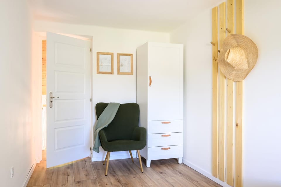 Seating area, Bedroom, wardrobe