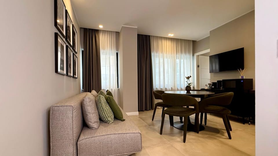 Communal lounge/ TV room, TV and multimedia, Living room, Seating area, Dining area