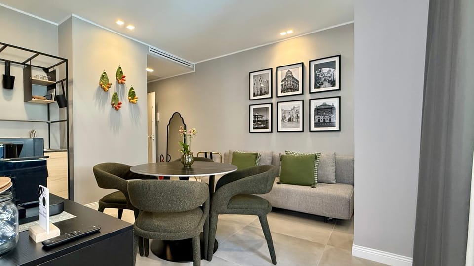 Kitchen or kitchenette, Living room, Seating area, Dining area