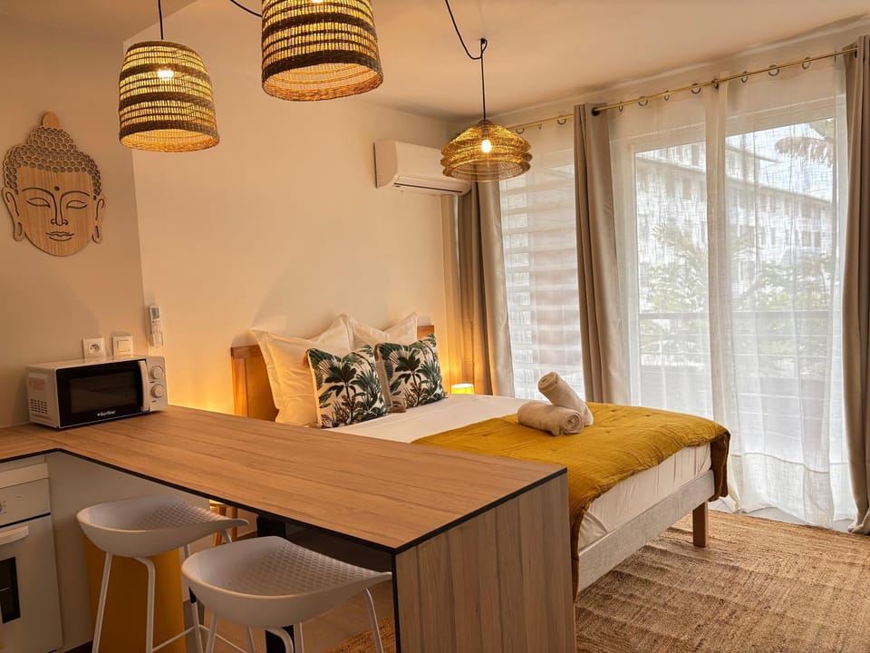 Bed, TV and multimedia, Photo of the whole room, Dining area, Bedroom, kitchen, air conditioner