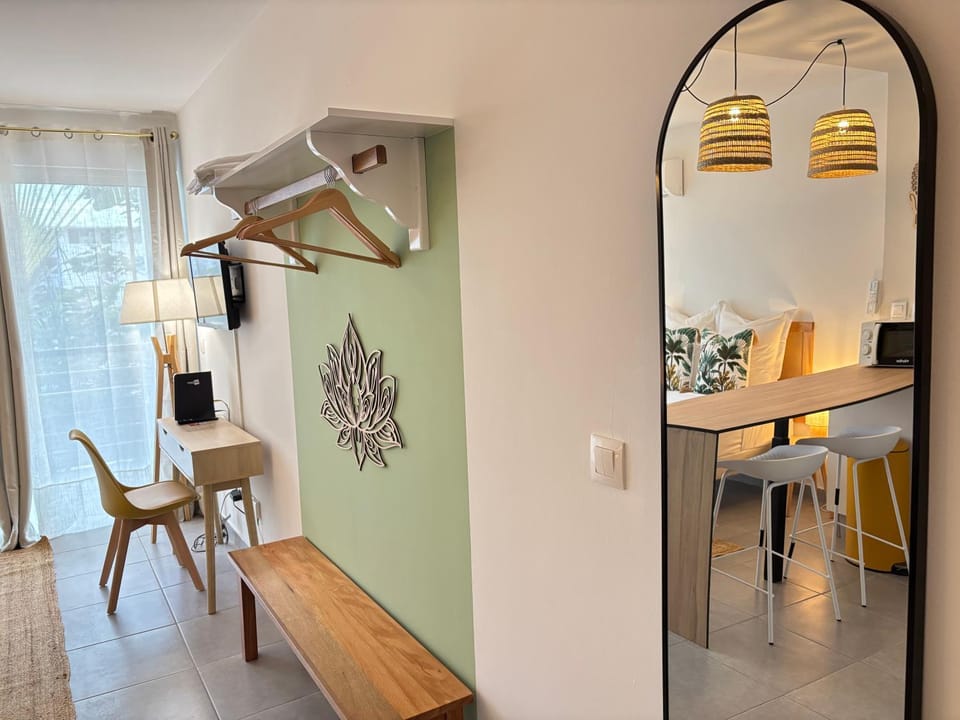 Seating area, Dining area, storage, air conditioner