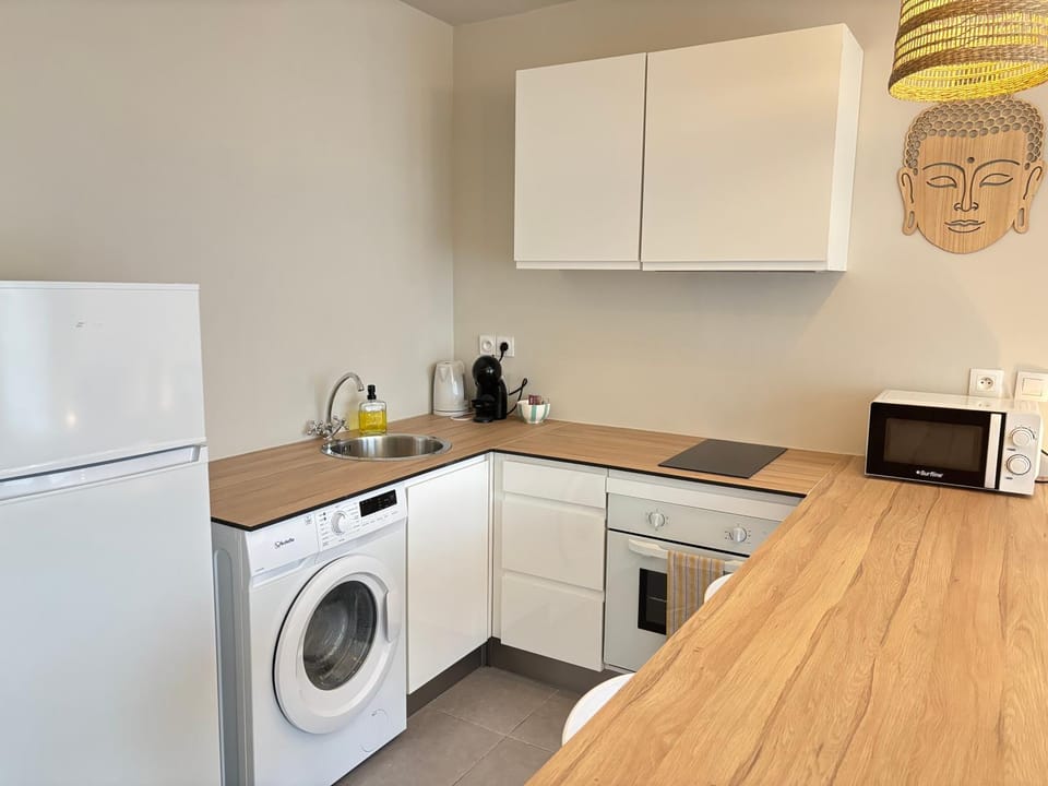 Coffee/tea facilities, microwave, oven, stove, toaster, washing machine, kitchen