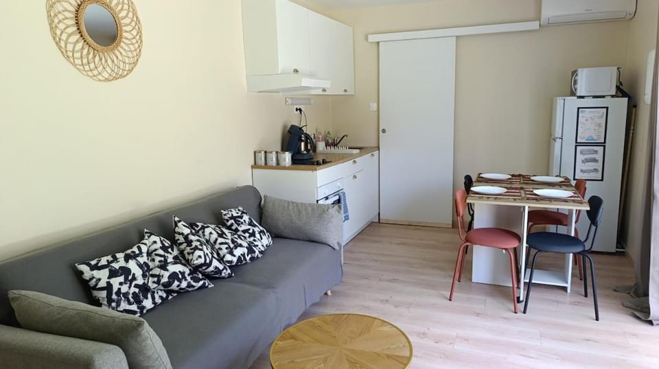 Kitchen or kitchenette, Seating area