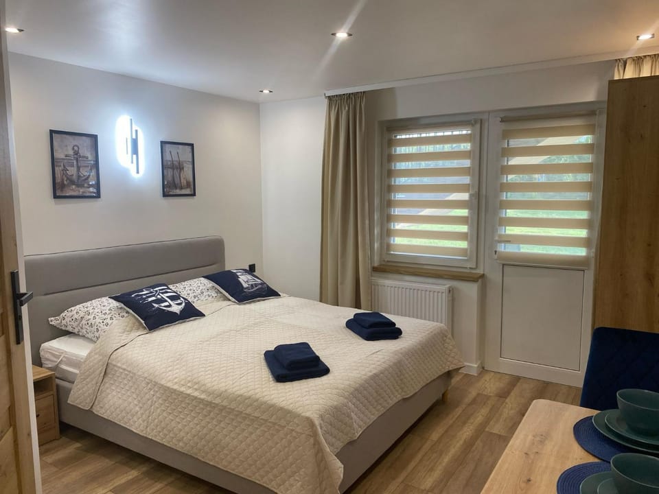 Bed, towels