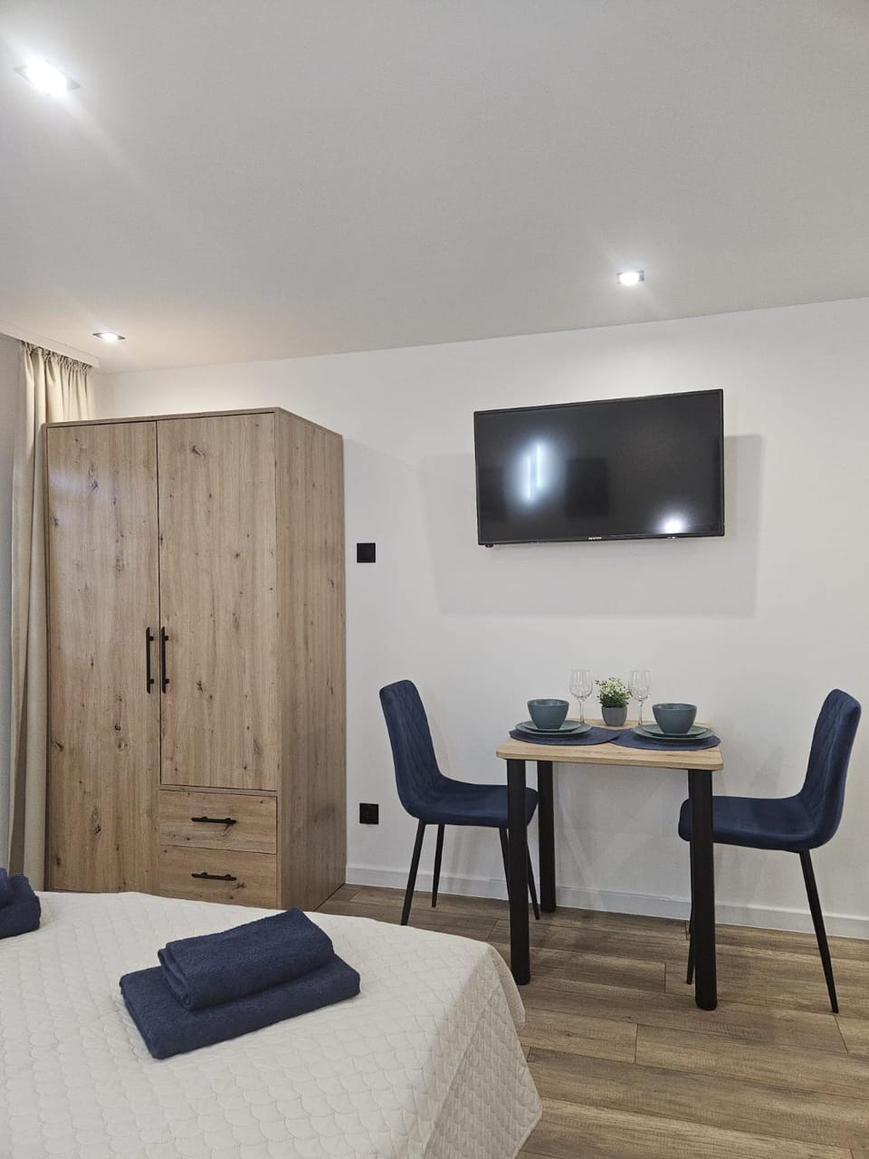 TV and multimedia, Photo of the whole room, Dining area, wardrobe