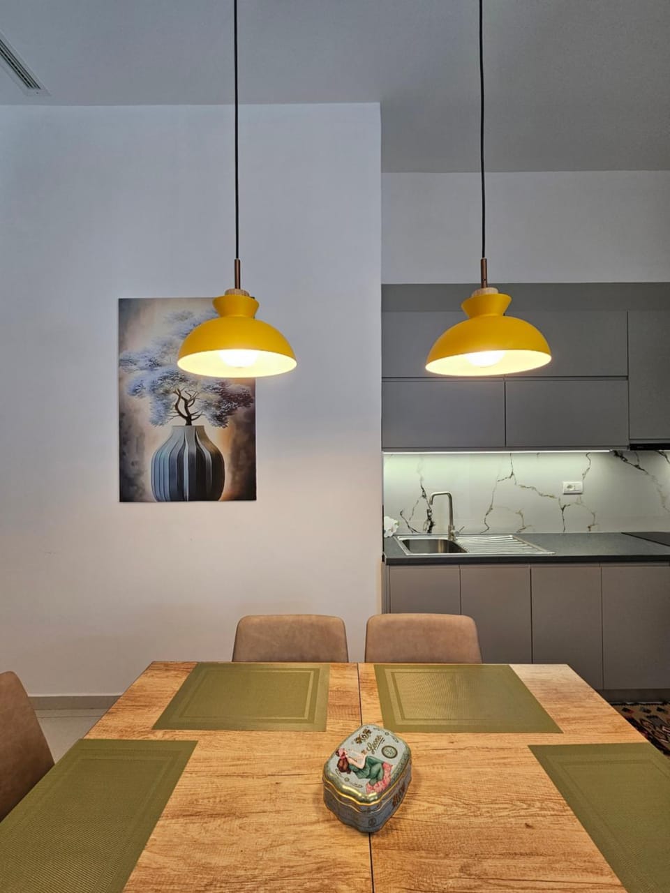 Kitchen or kitchenette, Dining area