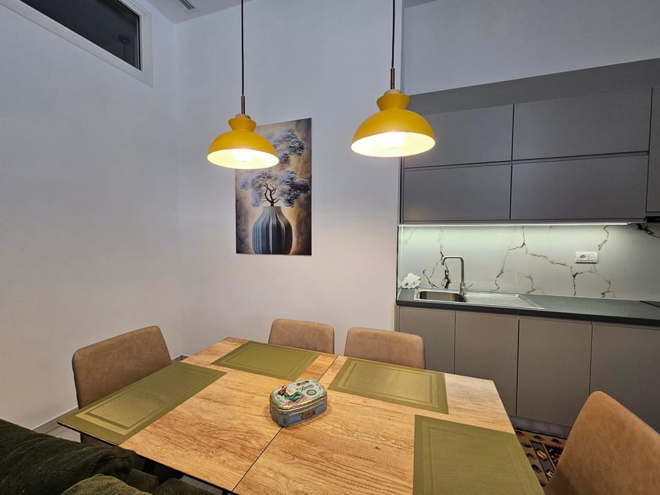 Kitchen or kitchenette, Living room, Seating area, Dining area