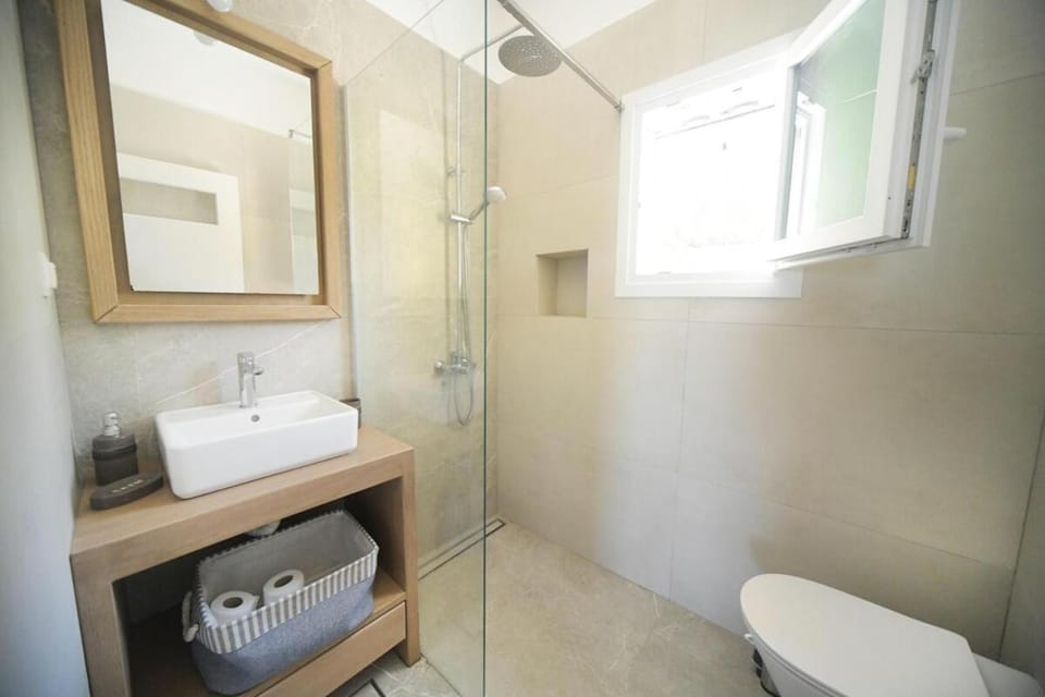 Shower, Toilet, Bathroom, towels