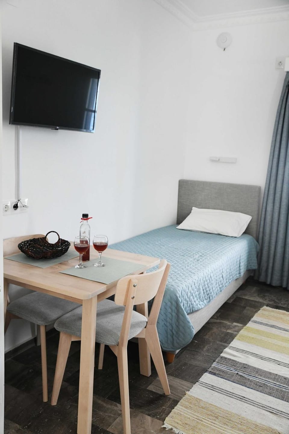TV and multimedia, Photo of the whole room, Bedroom