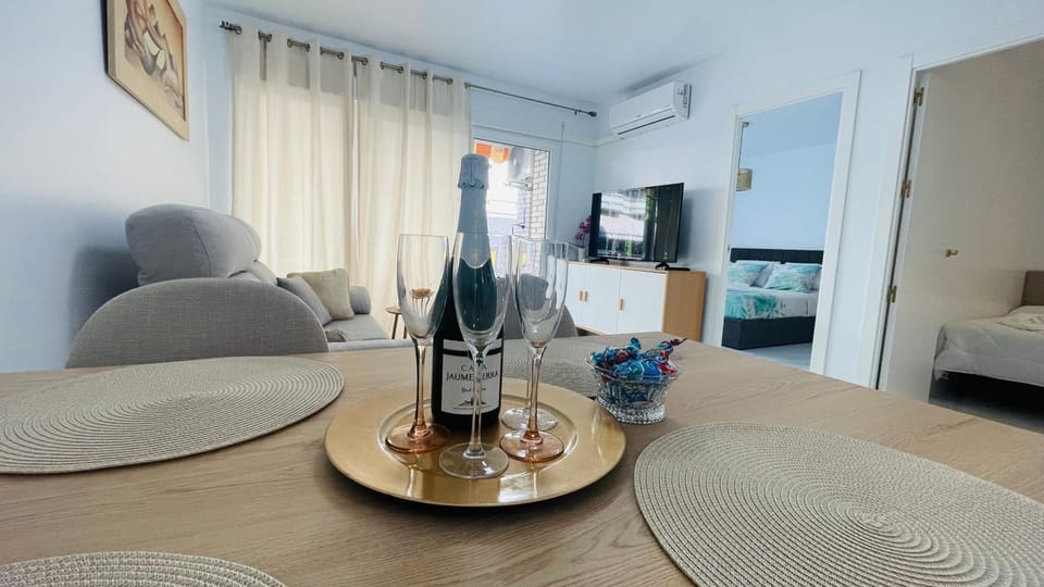 Communal lounge/ TV room, TV and multimedia, Photo of the whole room, Dining area, air conditioner