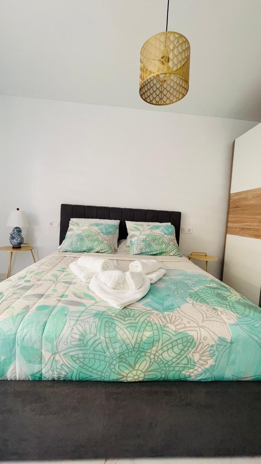 Bed, Photo of the whole room, Bedroom