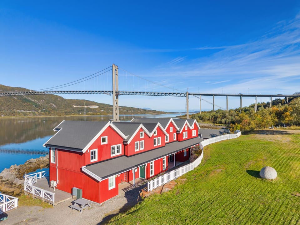 Property building, Facade/entrance, Natural landscape, Garden, View (from property/room), Landmark view, River view