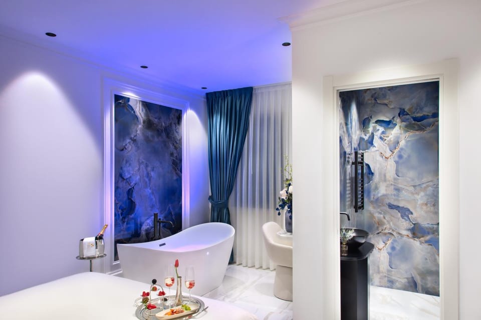 Bed, Hot Tub, Bathroom, Photo of the whole room, Decorative detail, Bedroom