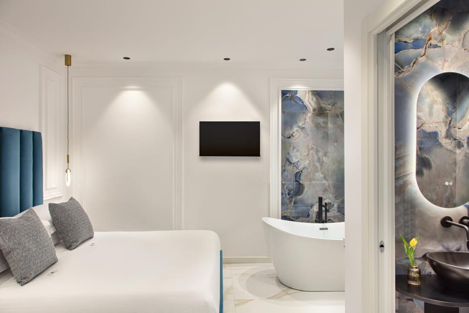 Bed, Bathroom, TV and multimedia, Photo of the whole room, Bedroom, Bath