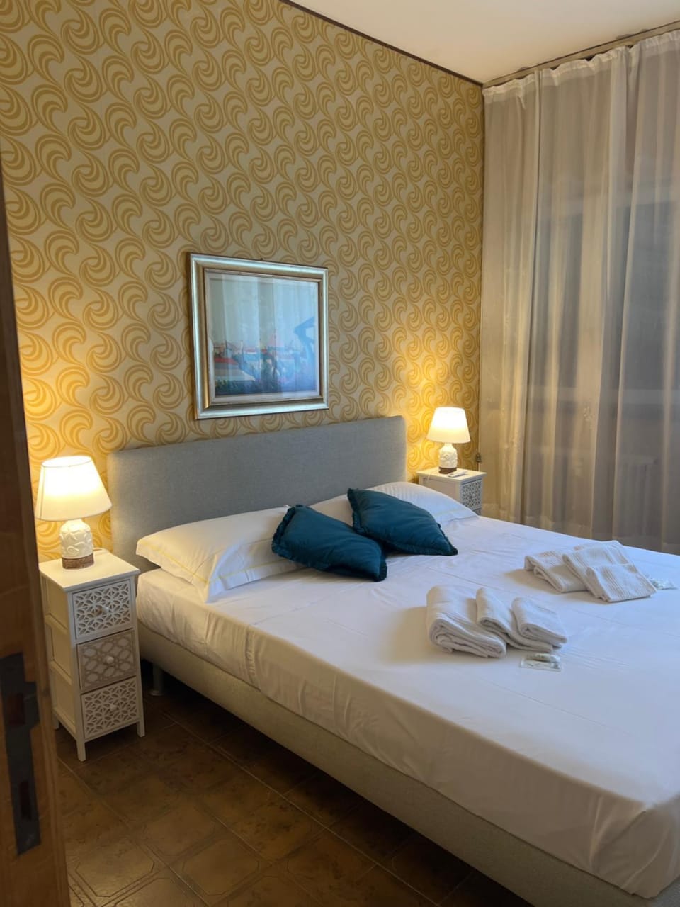 Bed, Photo of the whole room, Bedroom, towels