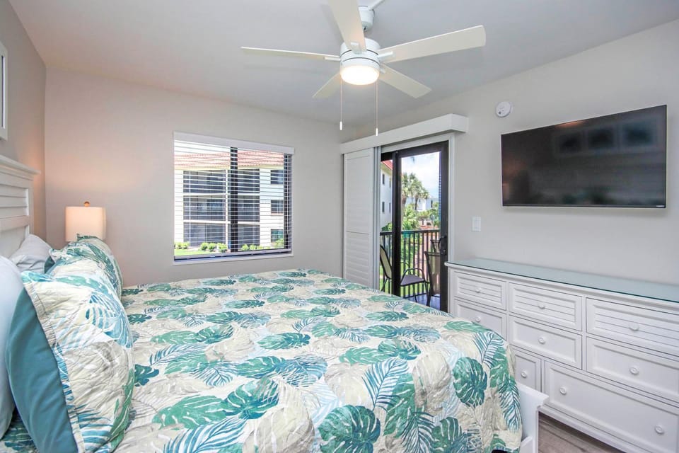 Bed, TV and multimedia, Bedroom