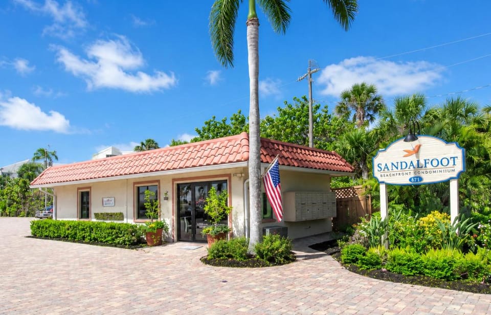 Serene 2BR Sanibel condo with beach views 4A2 Apartment in Sanibel Island