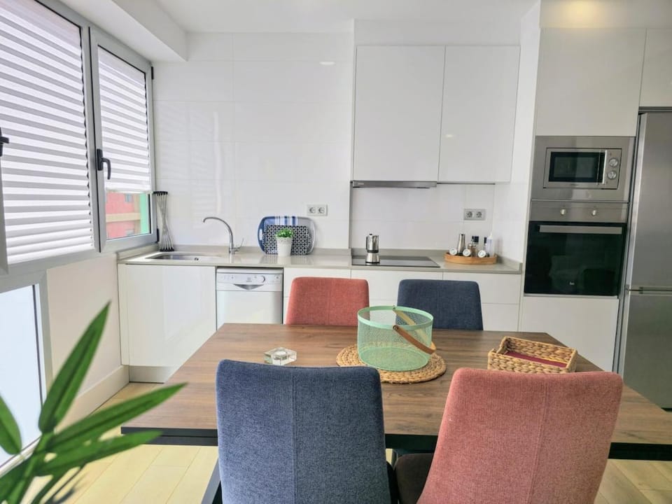 Kitchen or kitchenette, Dining area, oven, stove