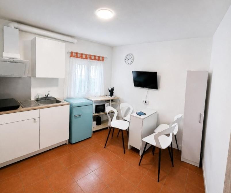 TV and multimedia, Kitchen or kitchenette, Dining area, stove