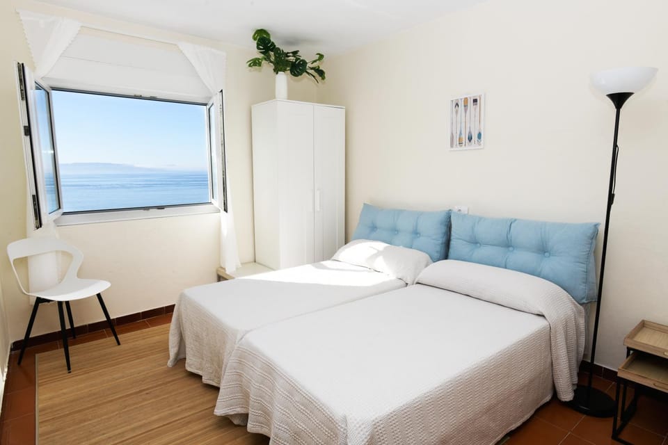 Bed, Natural landscape, Photo of the whole room, Bedroom