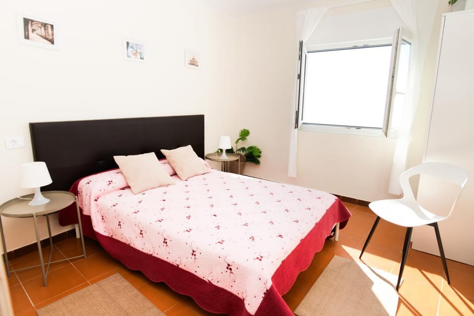 Bed, Living room, Photo of the whole room, Seating area, Bedroom