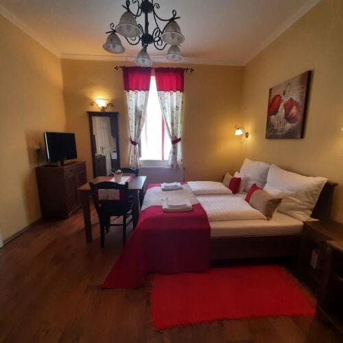 Bed, TV and multimedia, Photo of the whole room