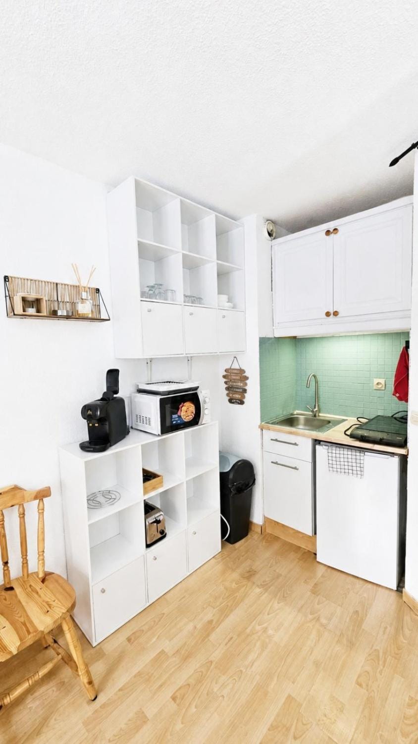 Coffee/tea facilities, Kitchen or kitchenette, stove, toaster