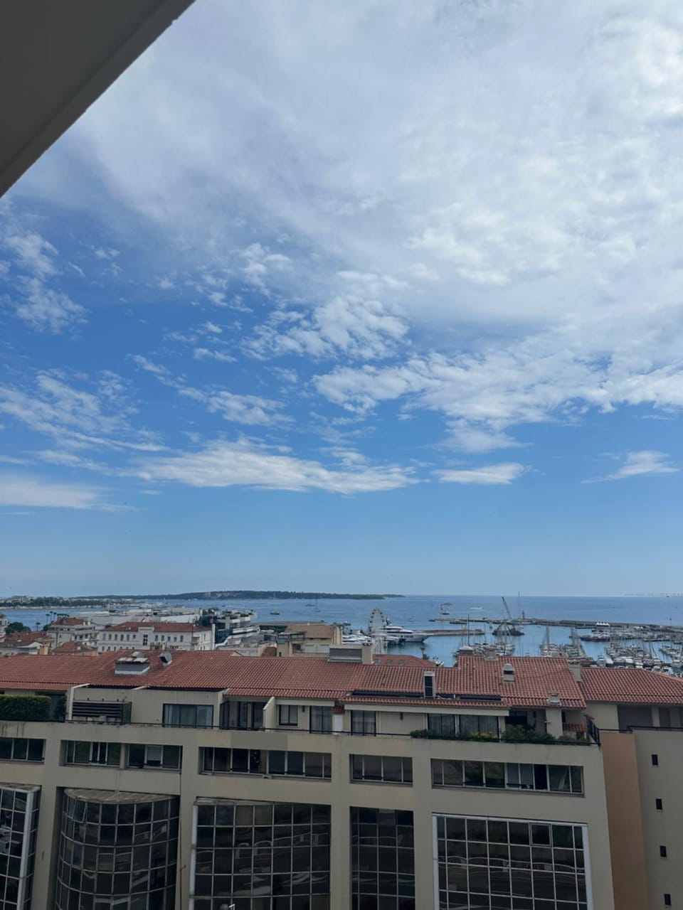 Vue mer panoramique pour ce 3 pièces a 7 minutes a pied du palais du festival Apartment in Cannes