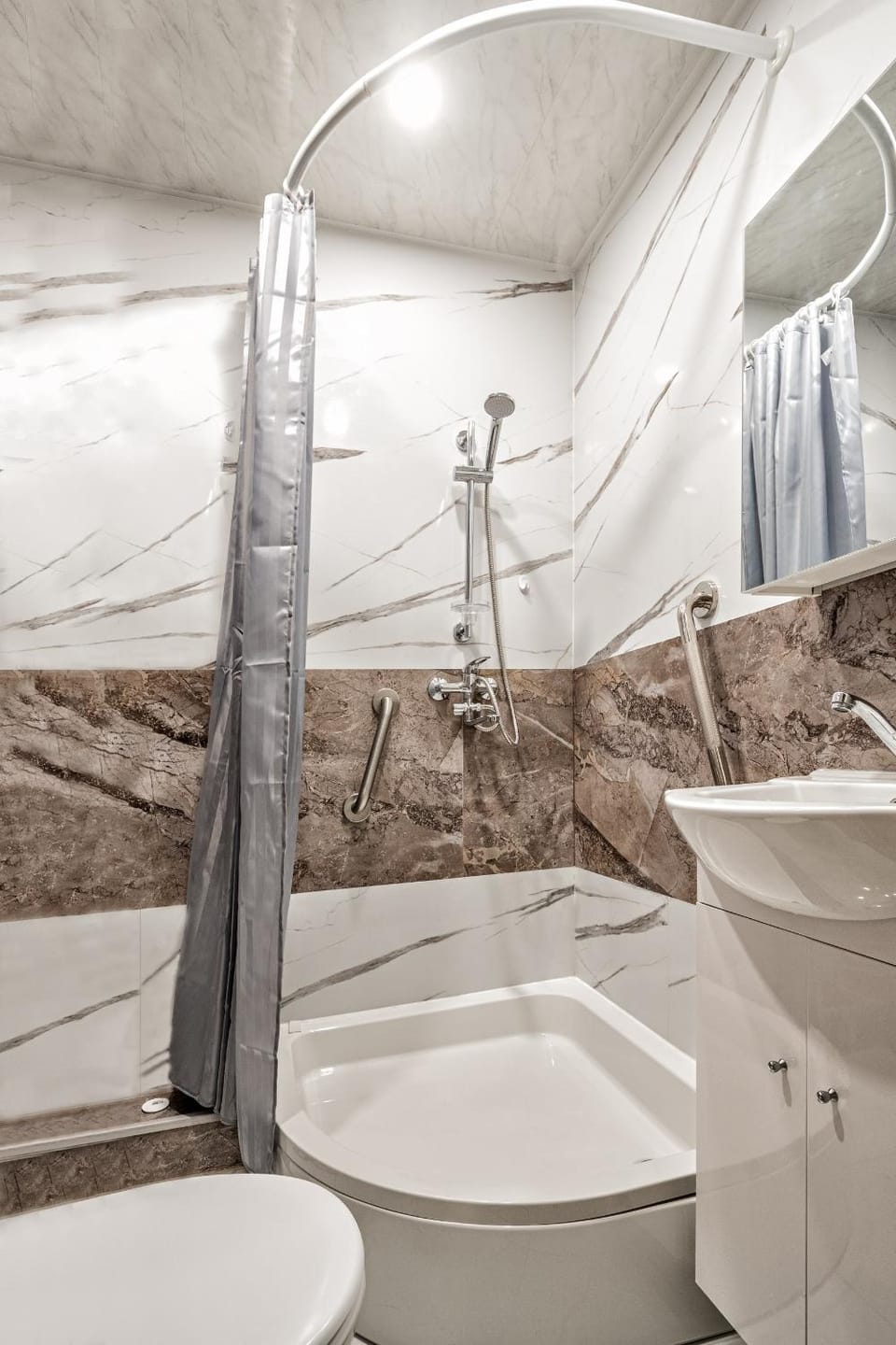 Shower, Toilet
